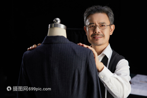 中年服裝設計師的跨界融合 當服裝設計靈感遇上日用百貨革新